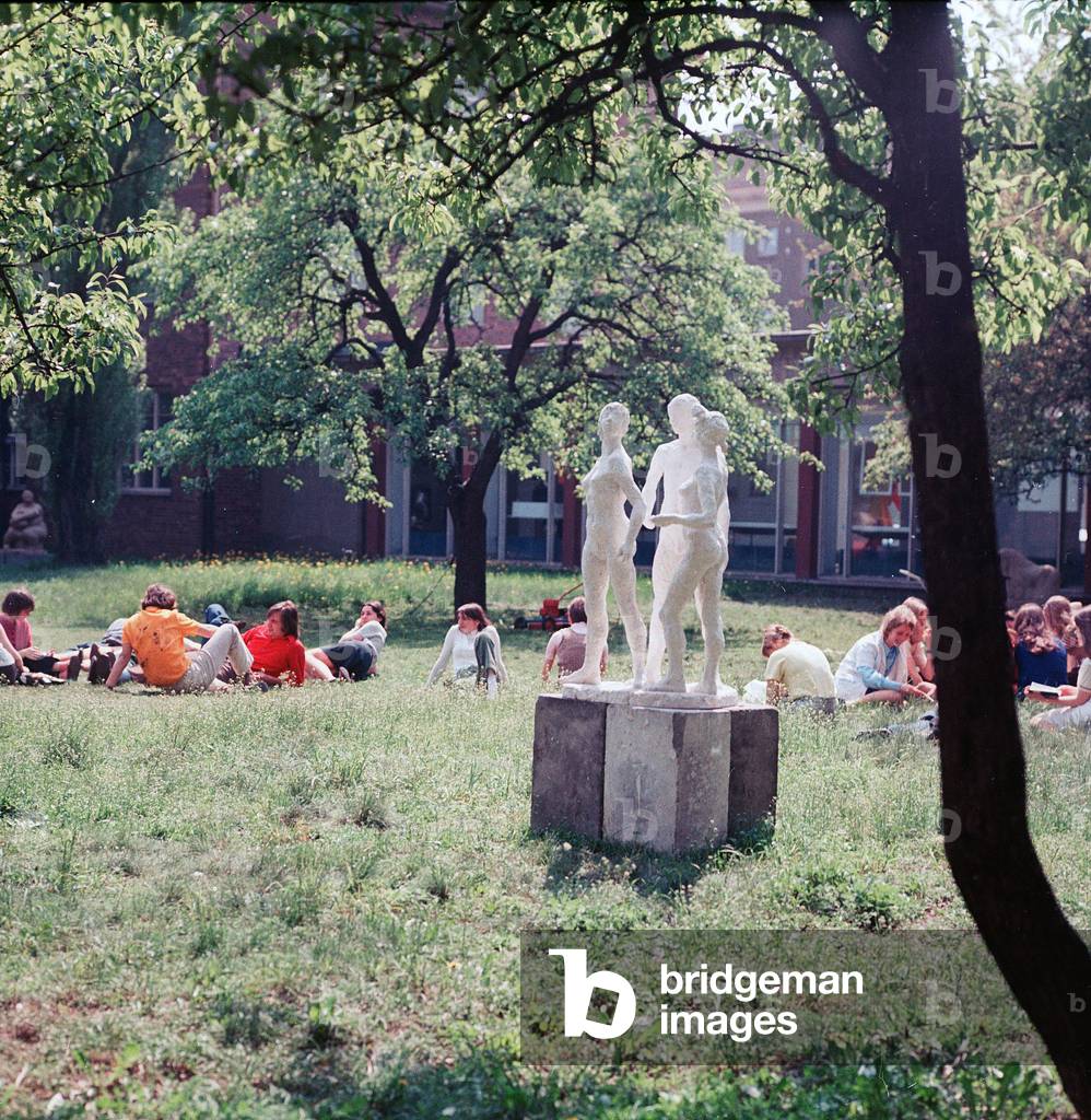 Students of the art college of Berlin white lake lie in the inner courtyard on the meadow and enjoy the sun in Berlin, the former capital of the GDR, German democratic republic. Foto: Siegfried Bonitz , 1972 (photo)