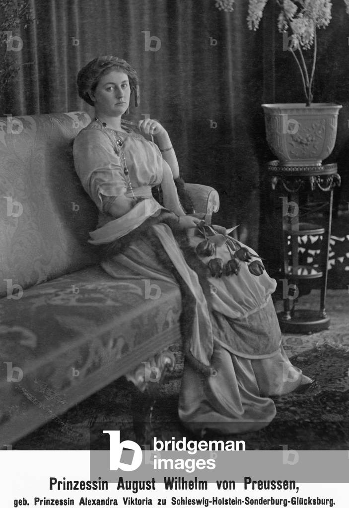 Women's fashion, 1911 (b/w photo)