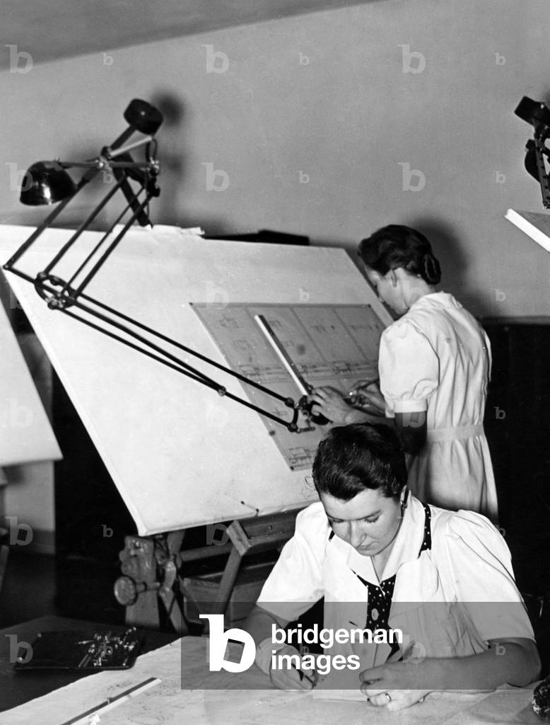 Women in the armaments industry, drawing table, 1940 (b/w photo)