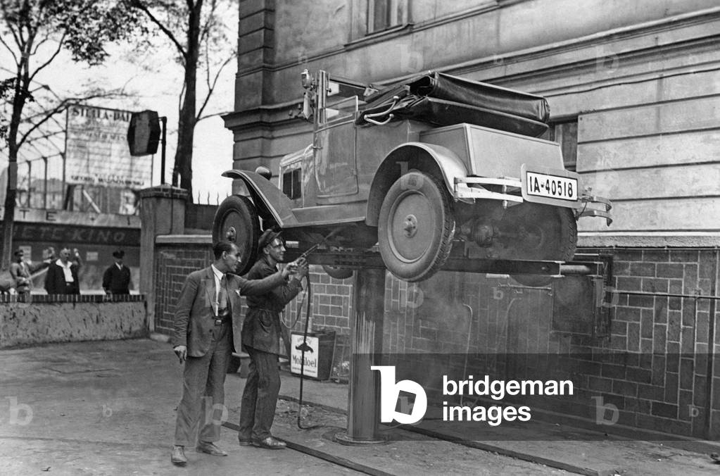 Hanomag on lifting platform, 1929