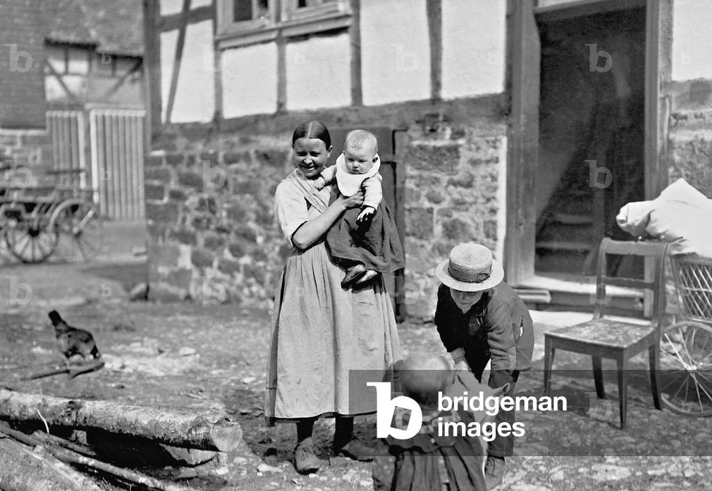Farmer's wife and children in Hesse, 1911 (b/w photo)