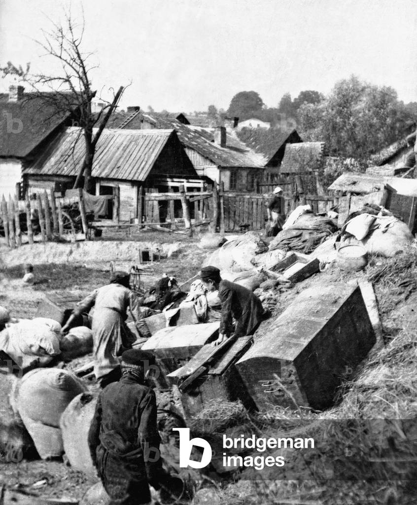 Jews in Poland, 1916 (b/w photo)