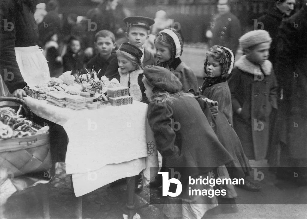 Children at the Christmas market, 1910 (b/w photo)