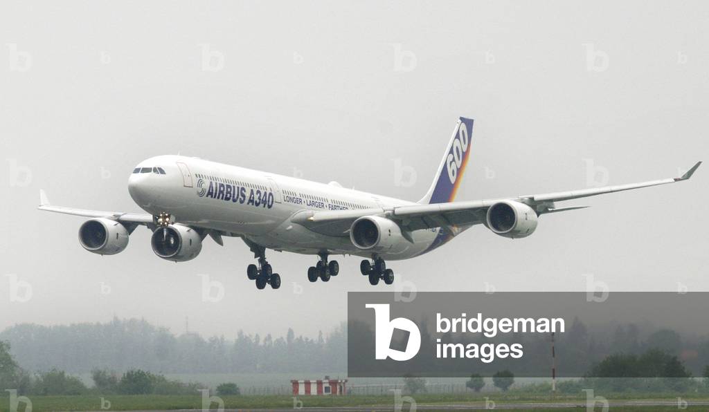 Landing of an Airbus A340-600 of Airbus Industrie at the ILA 2004, Schoenefeld, Germany, 2004 (photo)