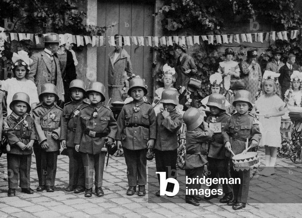 Children in uniform at the city festival in Freiburg, 1933 (b/w photo)