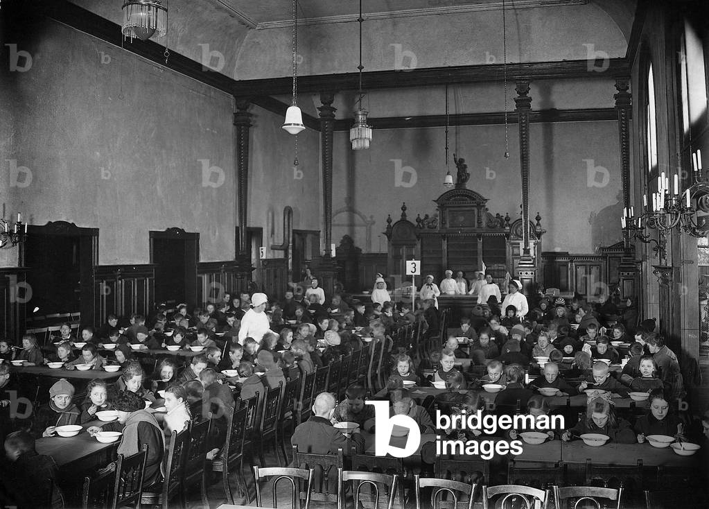 Dining room in Berlin, 1924 (b/w photo)