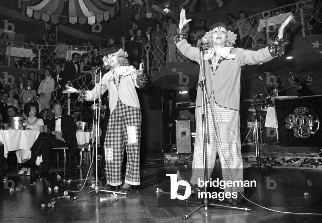 The Kessler twins at the German Film Ball in Munich, 1974 (b/w photo)
