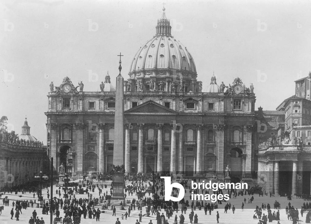 The St. Peter's Square in Rome in the 1920s (b/w photo)