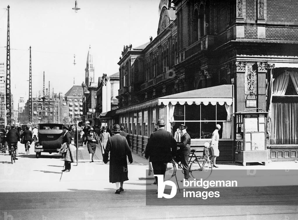 Busy street in Copenhagen, 1931 (b/w photo)