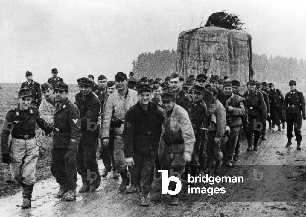 An anti-aircraft battery is brought in position by soldiers of the Luftwaffe, 1945 (b/w photo)