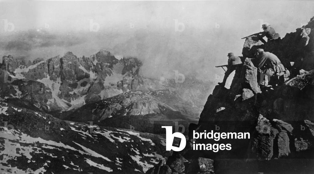 An Austrian patrol in the Dolomites shoots at Italian soldiers, 1916 (b/w photo)