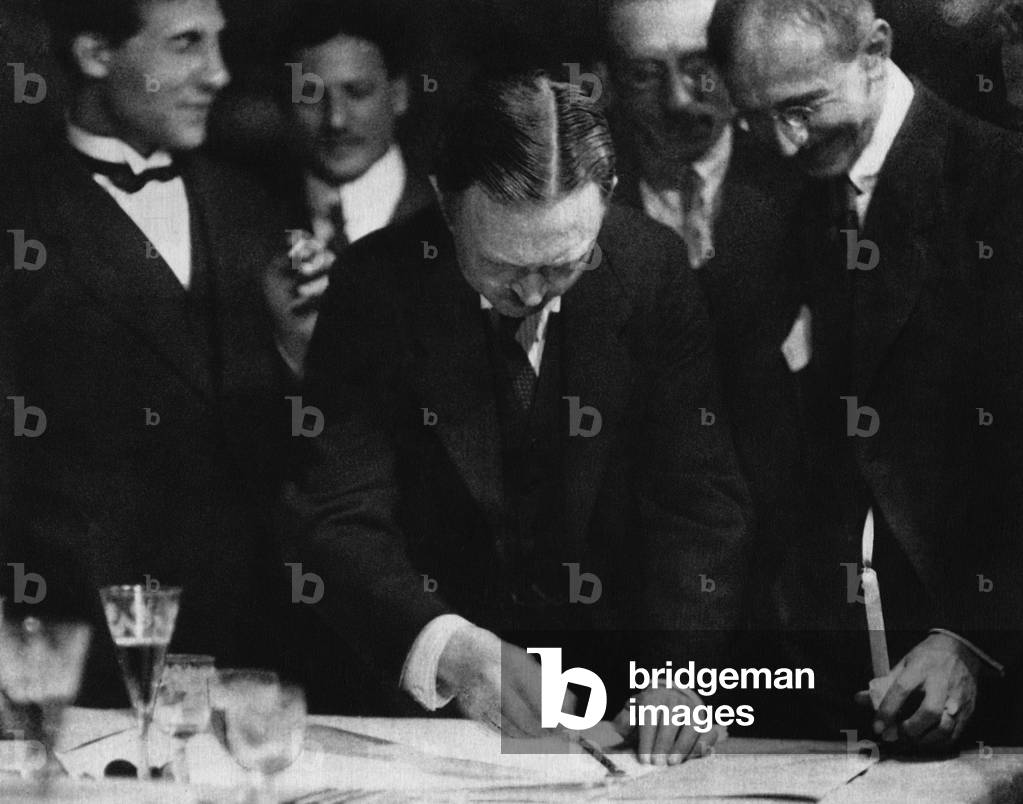 Peace agreement between Ukraine and Germany, 1918 (b/w photo)