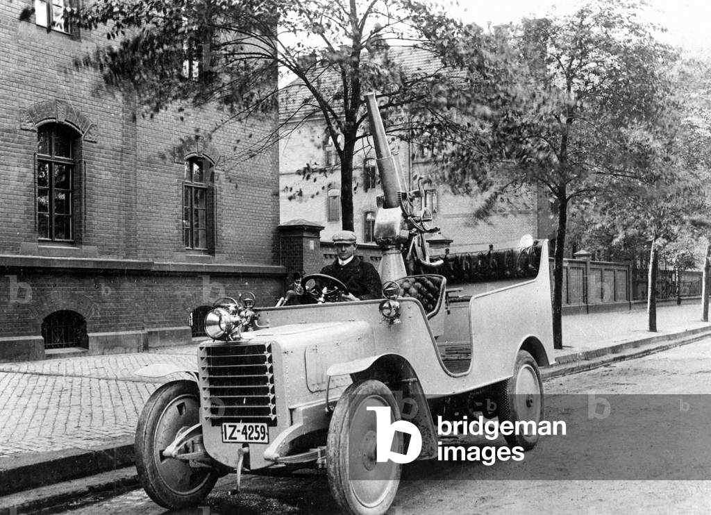 Panzerautomobil (armoured car), 1909 (b/w photo)