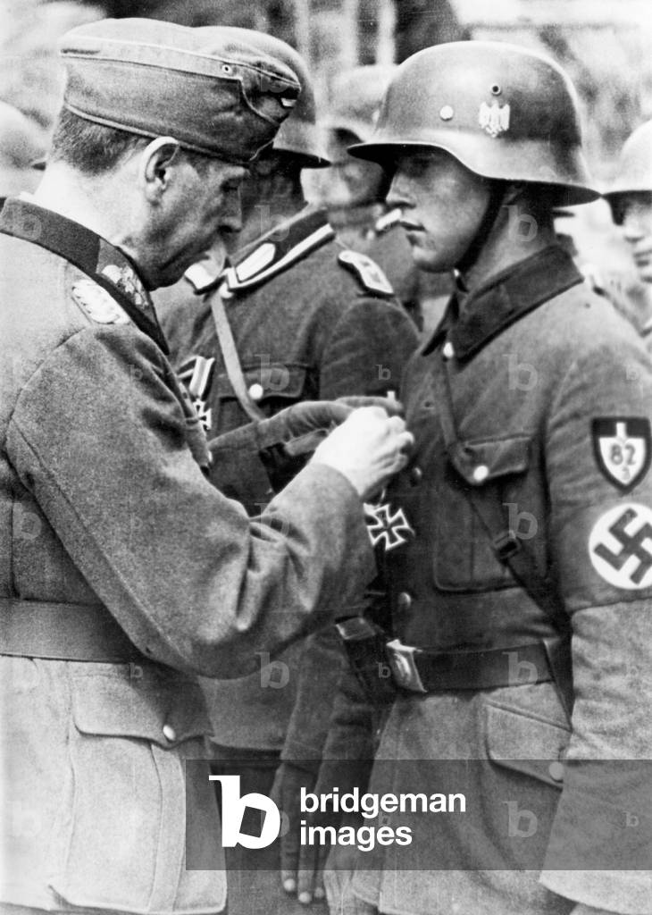 Men of the Reich Labor Service receive the Iron Cross, 1942 (b/w photo)