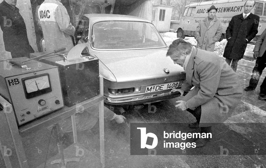 ADAC CO emissions test with Blacky Fuchsberger, 1971 (b/w photo)