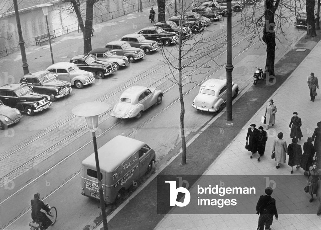 City traffic on the Koenigsallee in Duesseldorf, 1952 (b/w photo)