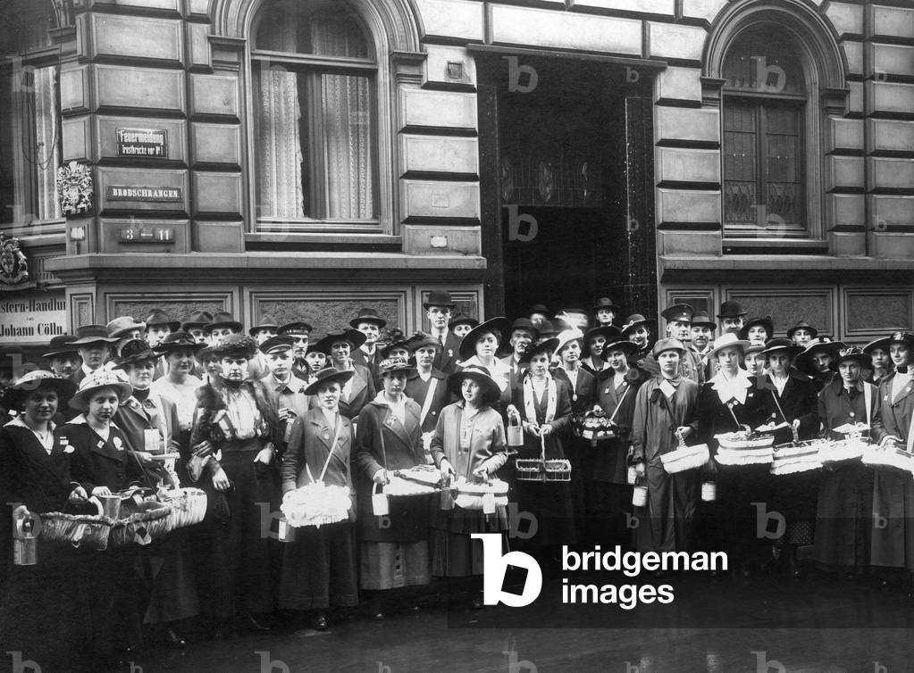 Donation collectors in Hamburg, 1916 (b/w photo)