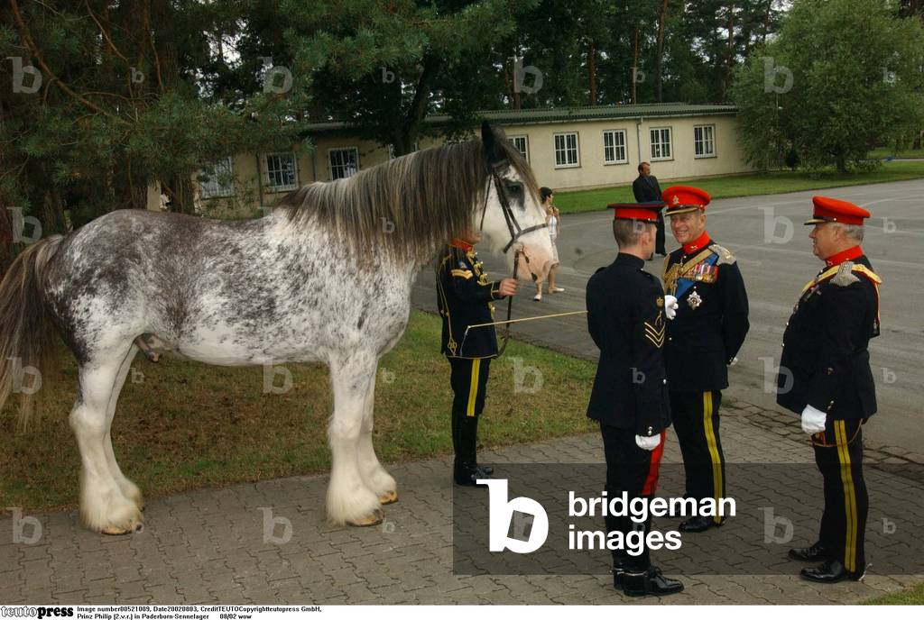 Prince Philip (2nd from right) visiting the Panzer Regiment 'The Queen's Royal Hussars' in Paderborn -Sennelager, 03.08.2002 