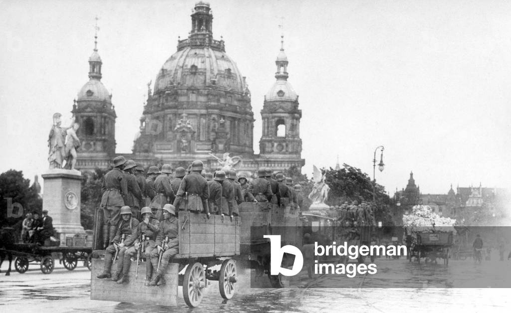 Government troops in front of the Berlin Cathedral during the one-day general strike, 1919