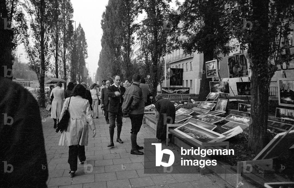 Artworks are sold on the Leopoldstrasse, 1971 (b/w photo)