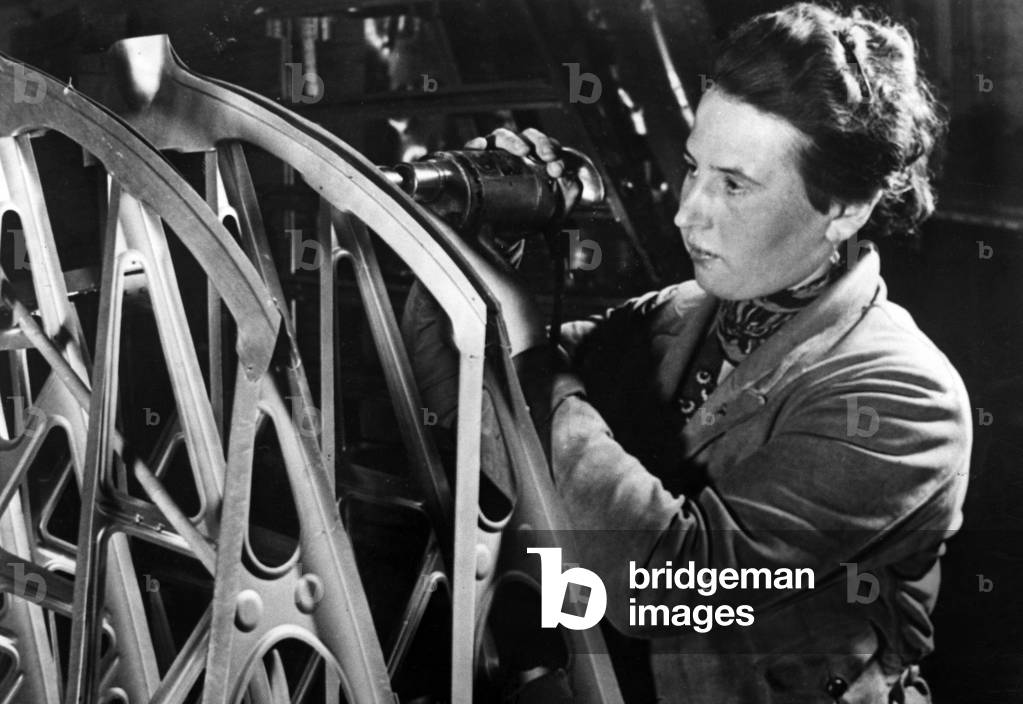 Women in the arms industry, rudder for Ju 88, 1941 (b/w photo)