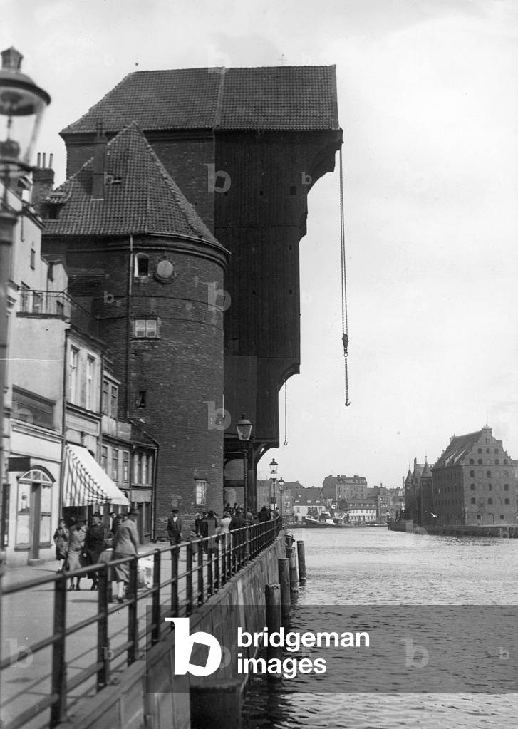 Crane gate in Danzig, 1939 (b/w photo)
