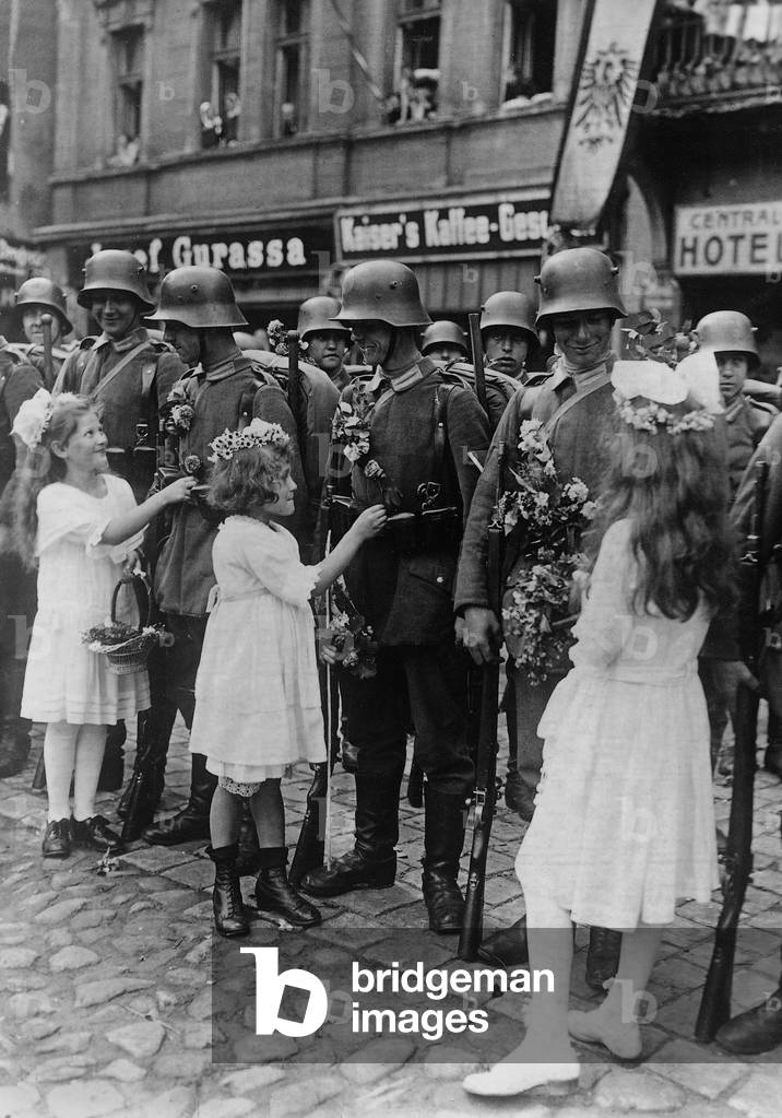 Receiving of the Reichswehr in Kreuzburg, 1922 (b/w photo)