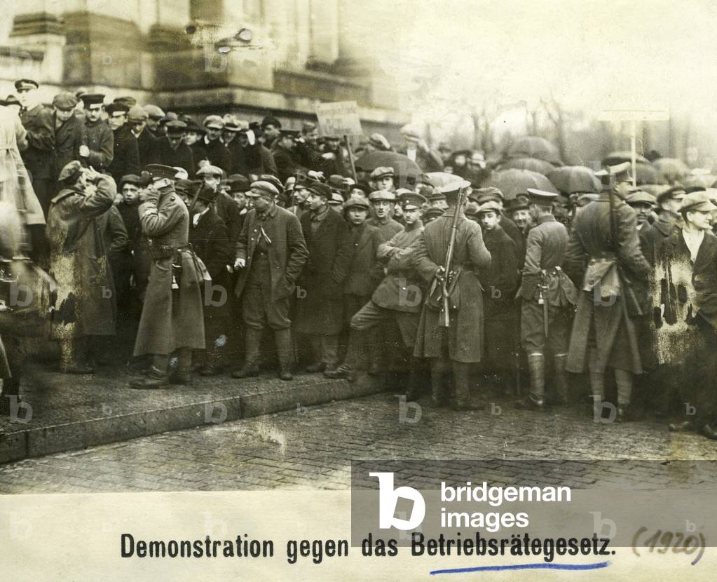 The military protects the Reichstag during the consultations on the Works Councils Act, 1920