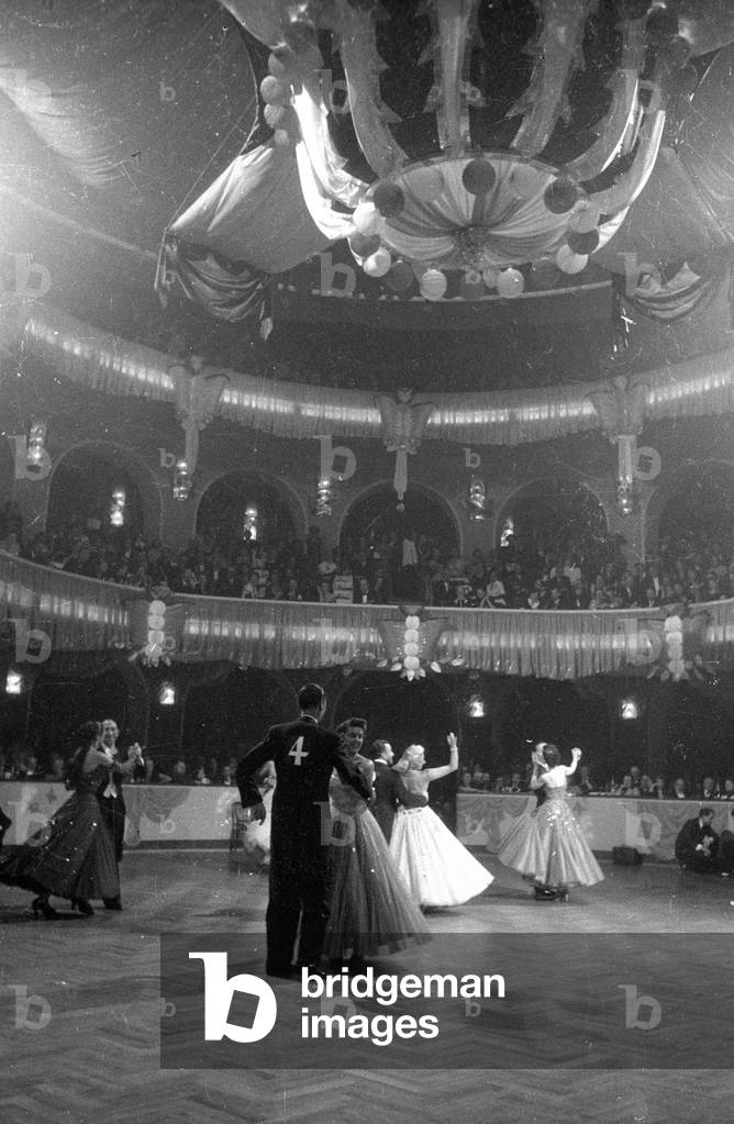 International dance competition in Munich, 1952 (b/w photo)
