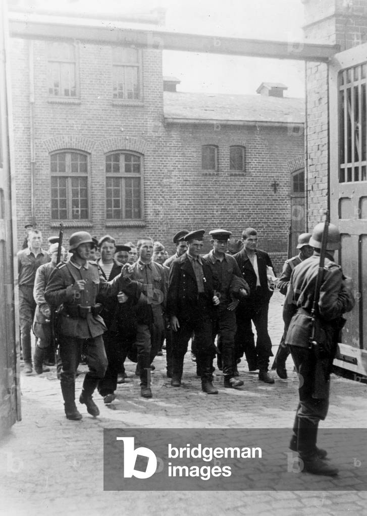 Soviet prisoners of war in Liep (b/w photo)