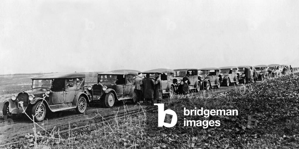 Motorcade with tourists in the Syrian desert, 1925