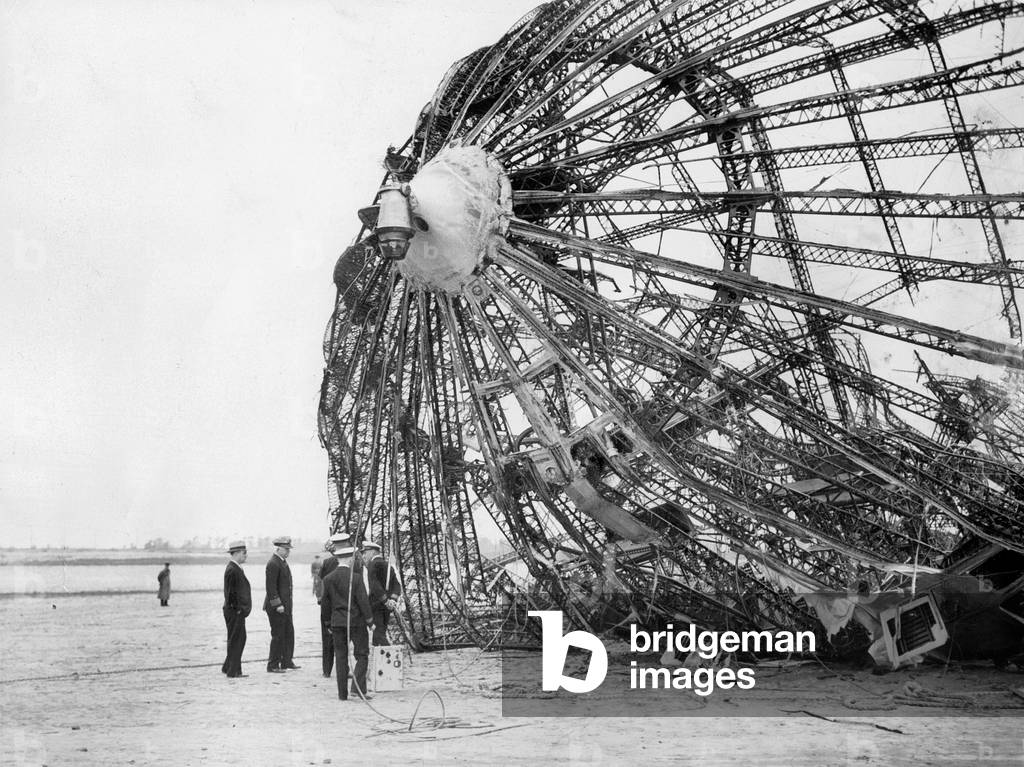 Wreck of the LZ 129 'Hindenburg' (b/w photo)