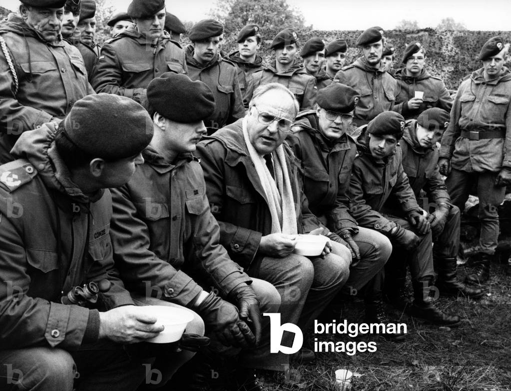 German Chancellor Helmut Kohl (middle) is talking with young soldiers about the general conscription. Helmut Kohl, politician, Germany, CDU, with military officers: army and foreign countries  (photo)