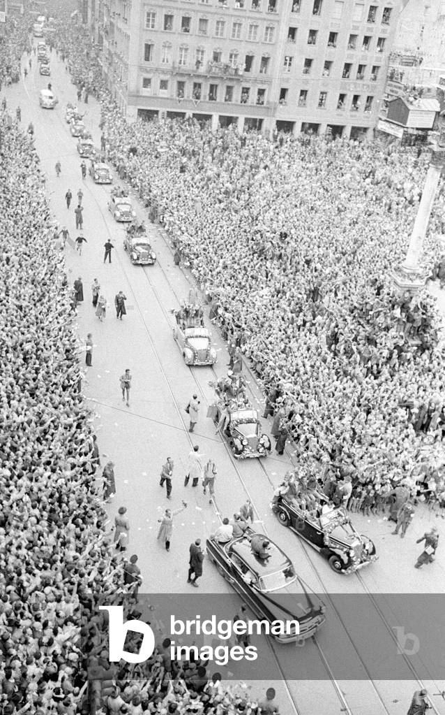 Reception in Munich following the World Cup victory of the German national team, 1954 (b/w photo)