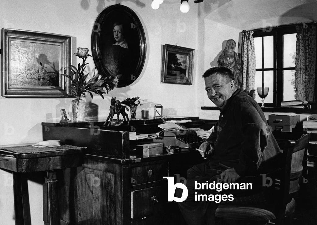 Jo Hans Roesler in the study, 1960 (b/w photo)