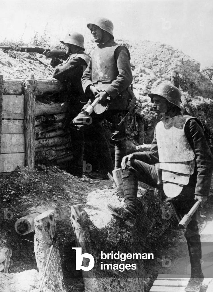 German hand grenade throwers with steel armor, 1918 (b/w photo)