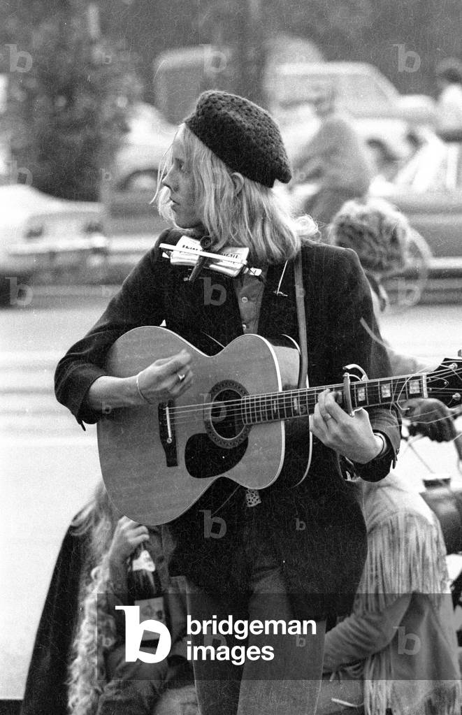 Street musician in Schwabing, 1971 (b/w photo)