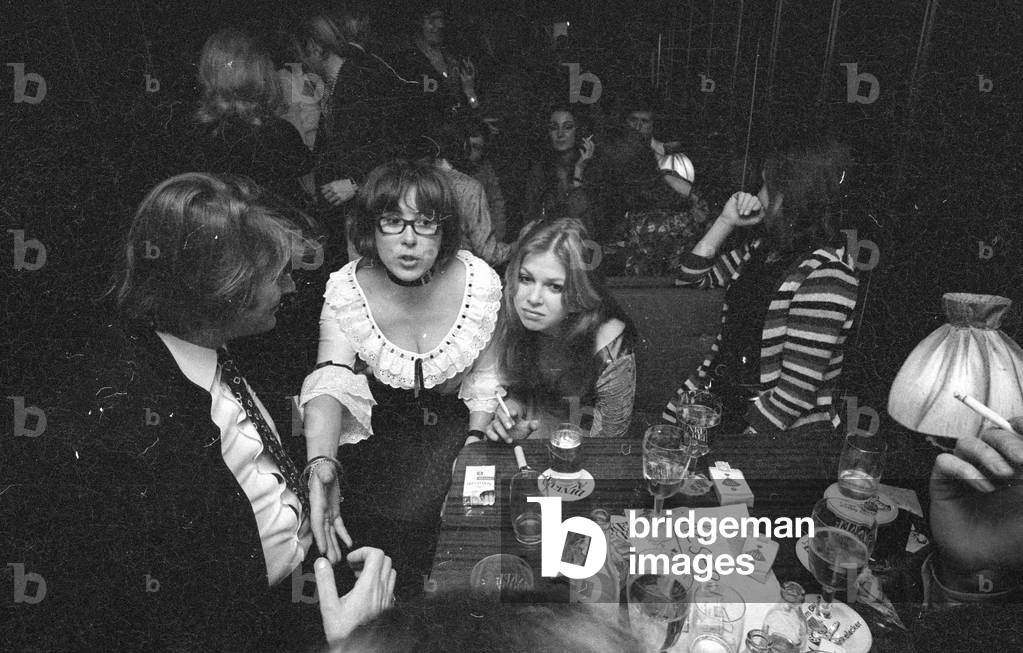 Toni Netzle at the 10th anniversary of the Alter Simpl, Munich 1970 (b/w photo)