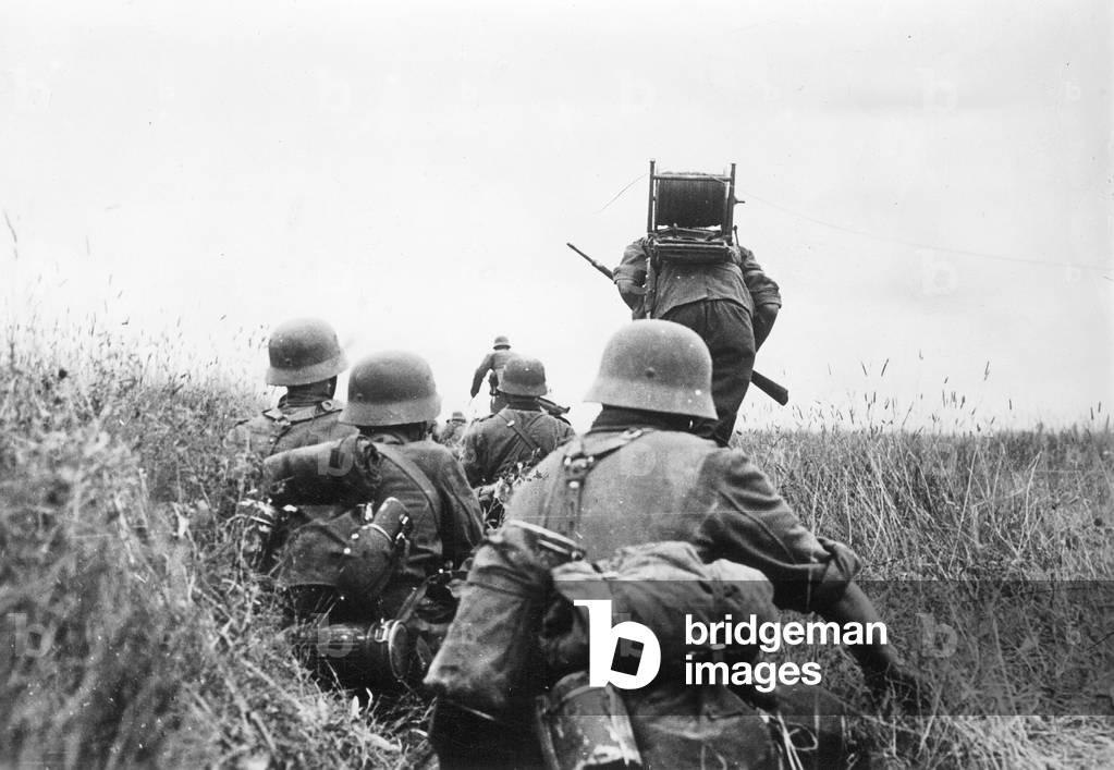 German soldiers on the Eastern front, 1941 (b/w photo)