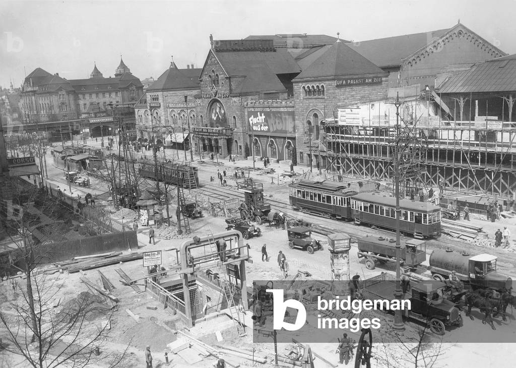 Zoo train station in Berlin, 1928 (b/w photo)