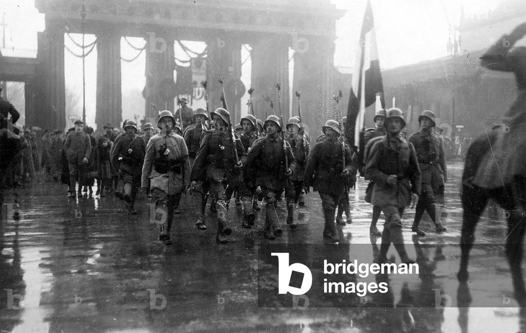 Entry of the Hunter Division in Berlin, 1918 (b/w photo)
