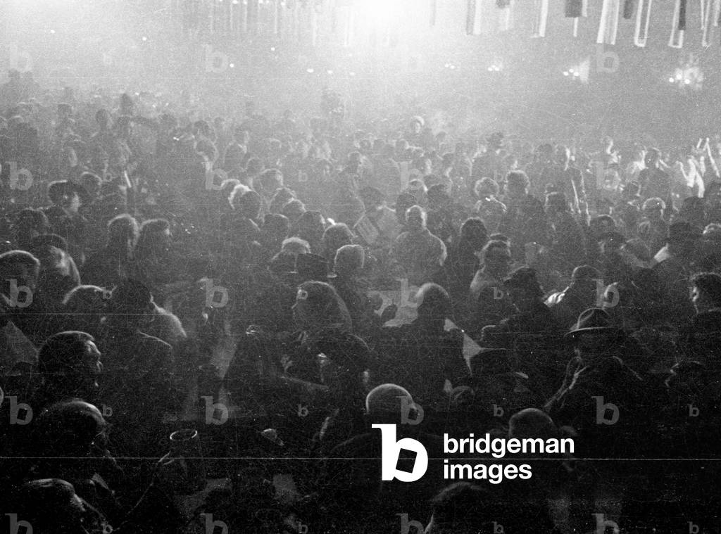 Salvator serving on the Nockherberg in Munich, 1953 (b/w photo)