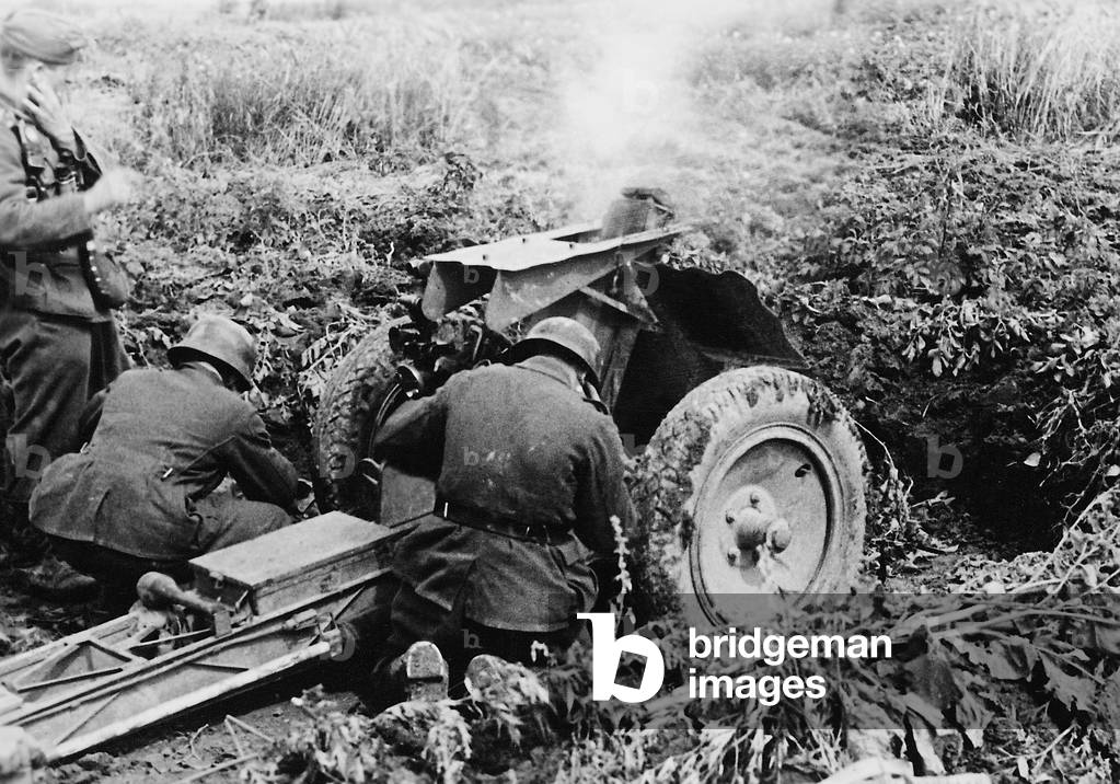 Firing an infantry artillery gun in WWII on the Eastern front, 1942 (b/w photo)