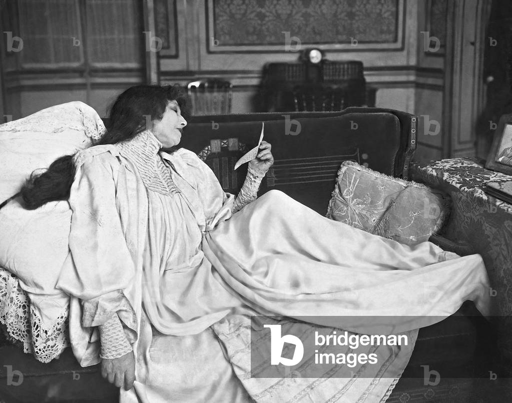 Sarah Bernhardt (b/w photo)