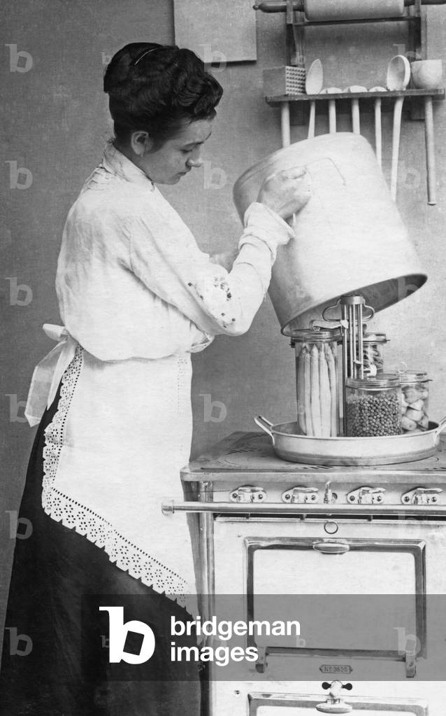 Preserving device, 1914 (b/w photo)