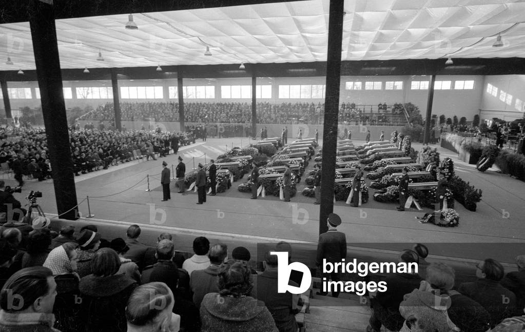Funeral service for the victims of the air disaster, 1960 (b/w photo)