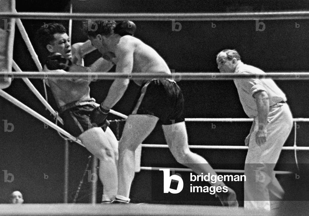 Adolf Heuser in a match with Heinz Lazek, 1941 (b/w photo)
