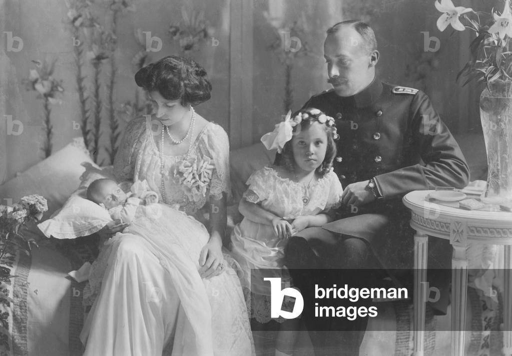 Prince Wilhelm of Albania with his family, 1913 (b/w photo)