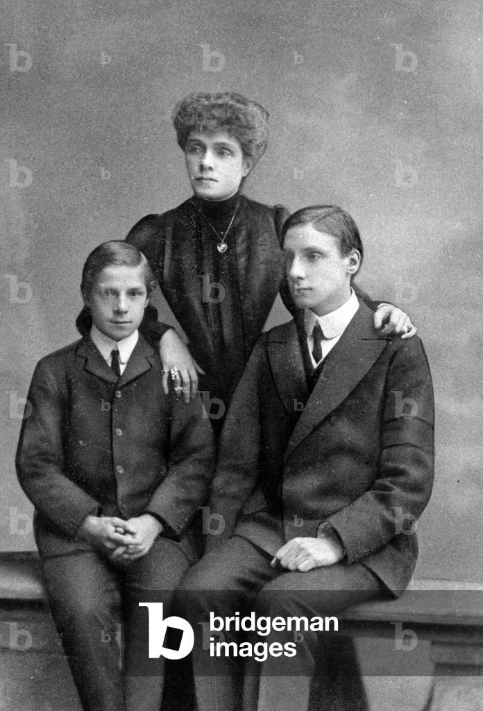 Sons with their mother, 1900 (b/w photo)