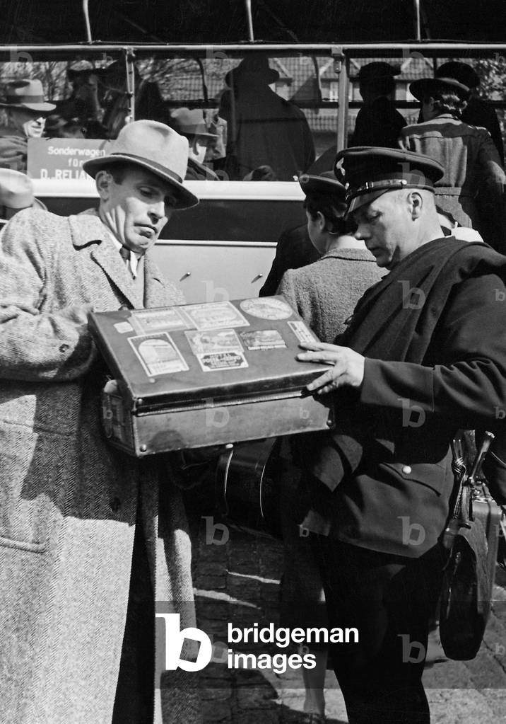 Border control, 1938 (b/w photo)